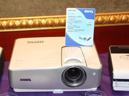 ����BenQͶӰ�CW1100�cW1200���ν�B