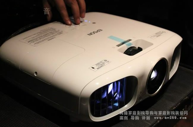 �ܳ����ƵĐ�����3D����ͶӰ�C5020�u�y